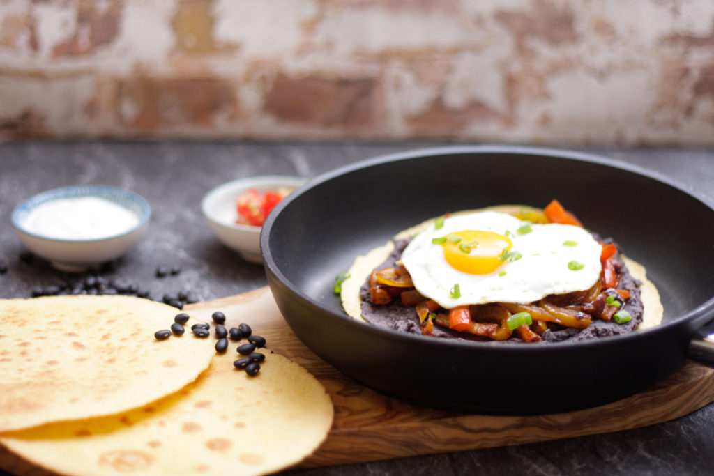 Tortilla mit Bohnenpüree, Paprika und Ei