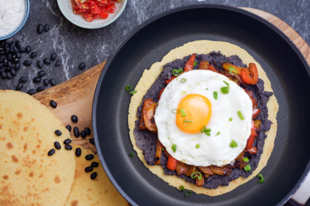 Tortilla mit Bohnenpüree, Paprika und Ei