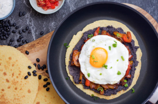 Tortilla mit Bohnenpüree, Paprika und Ei