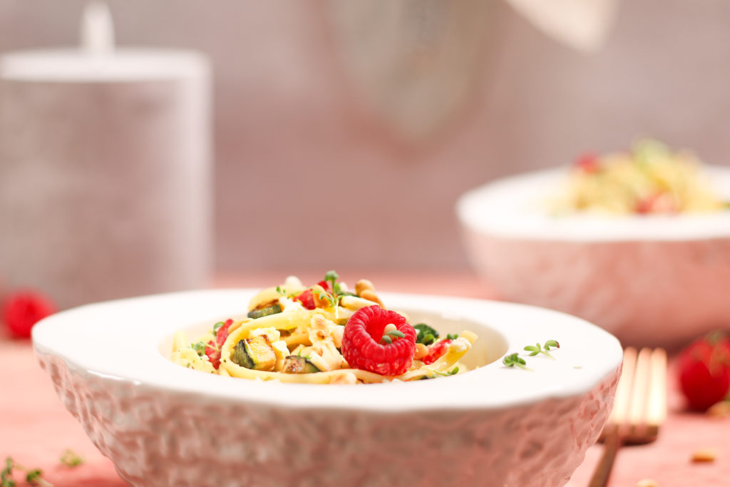 Pasta mit Zucchini, Feta und Himbeeren