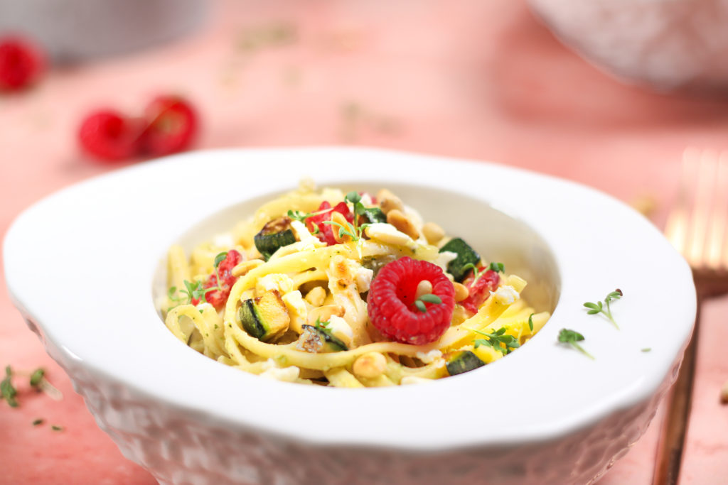 Pasta mit Zucchini, Feta und Himbeeren