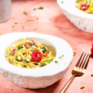 Pasta mit Zucchini, Feta und Himbeeren