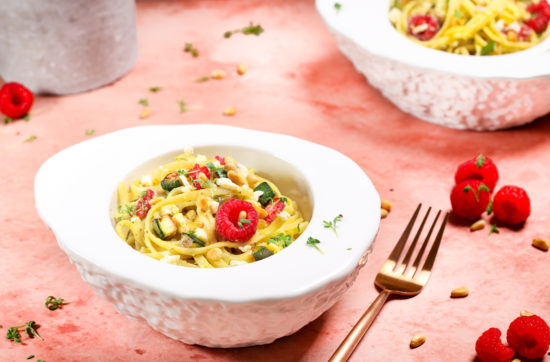 Pasta mit Zucchini, Feta und Himbeeren